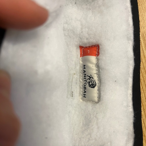 MANITOBAH Gauntlet- Elegant Black Fur Mittens with Embellishment - Picture 5 of 6